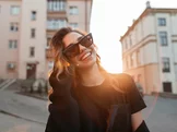 Čo nosiť s okuliarmi Wayfarer